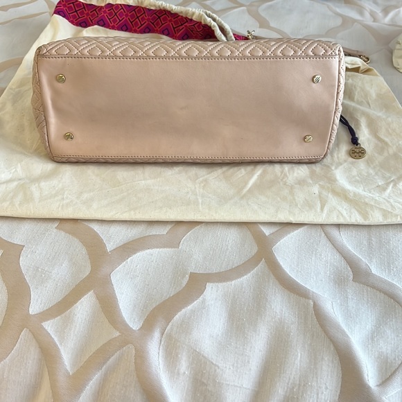 Tory Burch Marion Quilted Chain Shoulder Bag. Color is Light Oak. - Picture 3 of 6